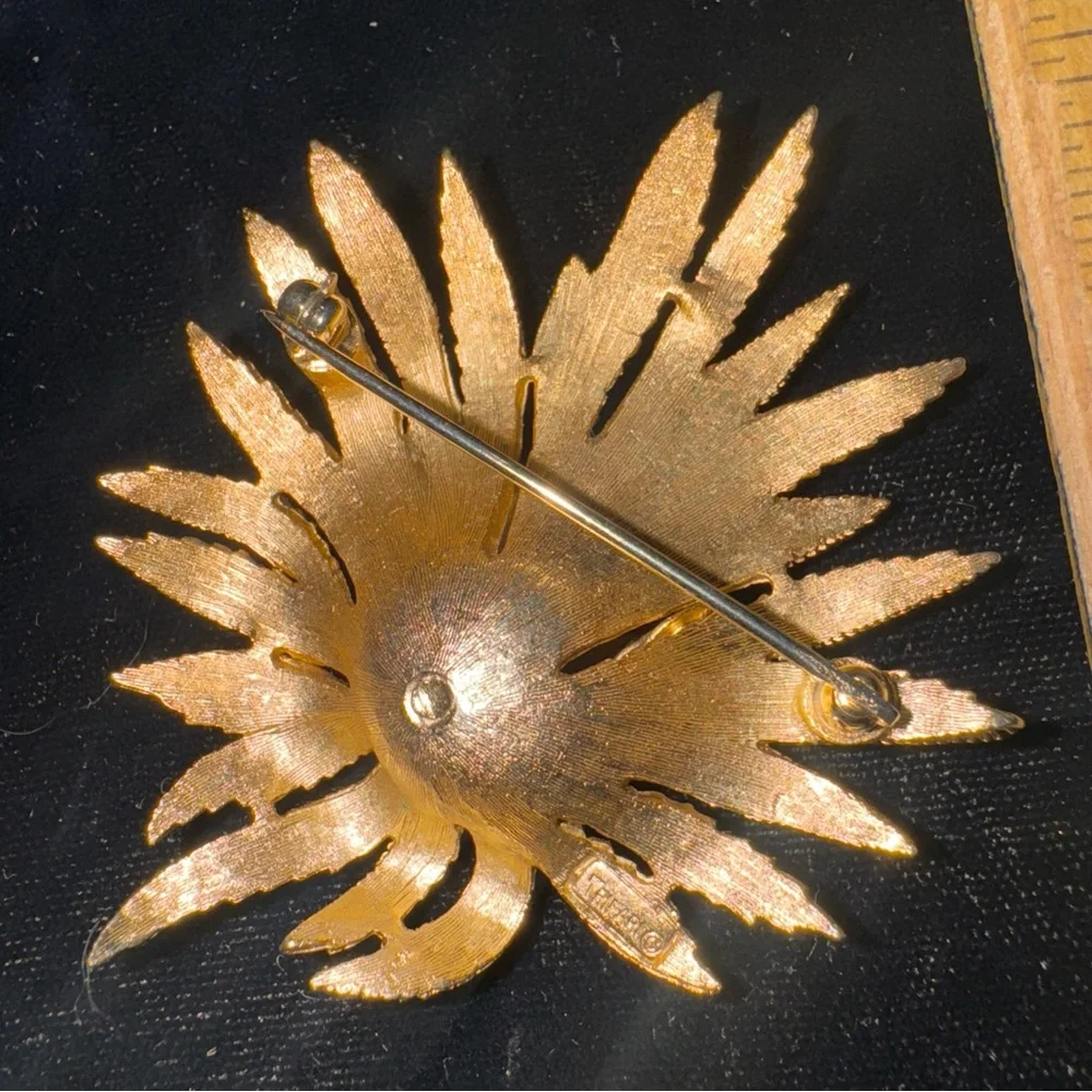 Napier Vintage Elegant Goldtone‎ Leaf Brooch textured/ matte